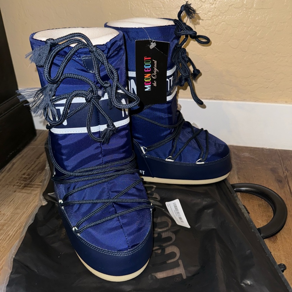 NWT MOON BOOTS- Navy